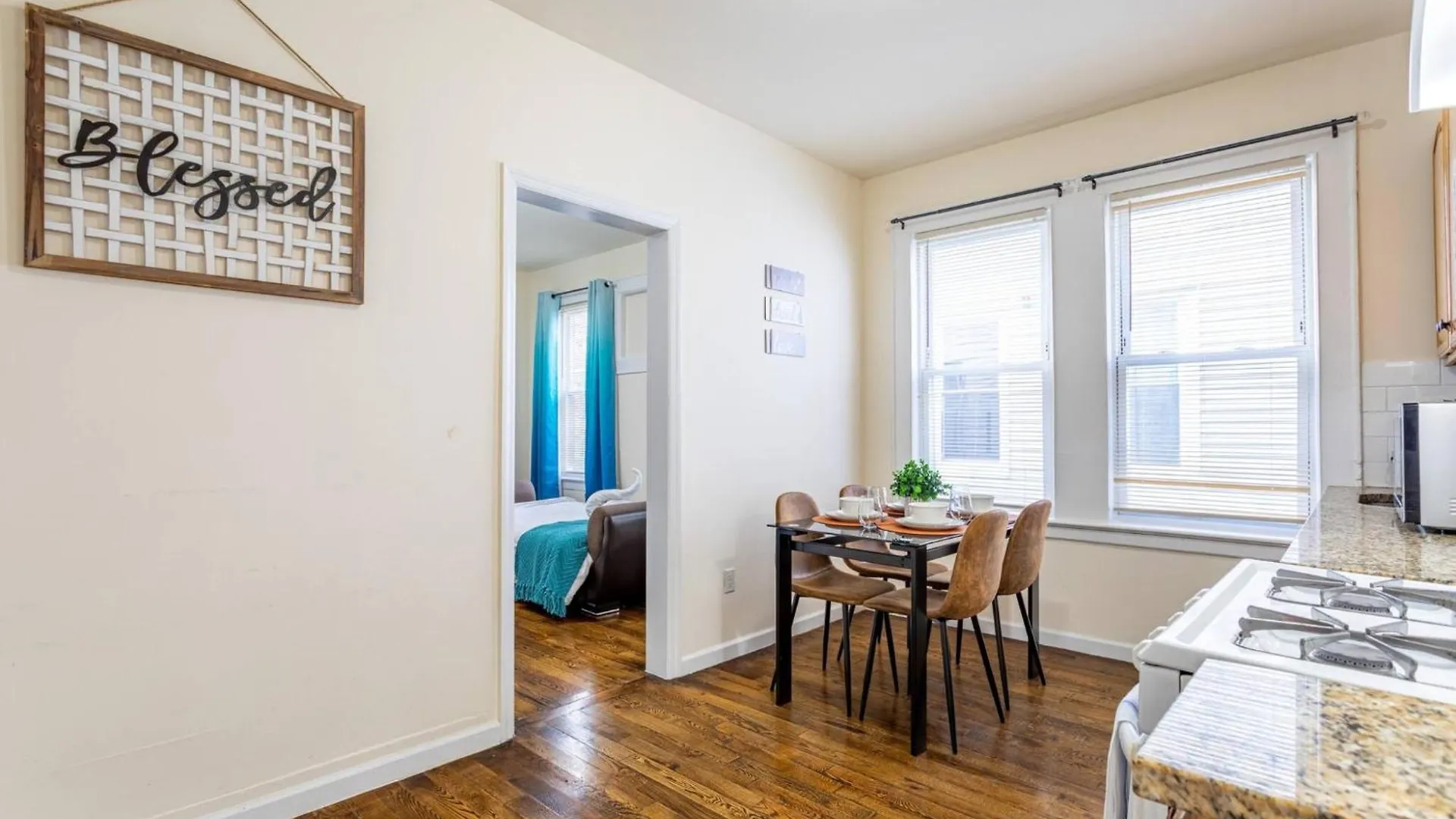 Family Apt: 2Br Free Parking Airprt City Links Newark 0*,  United States