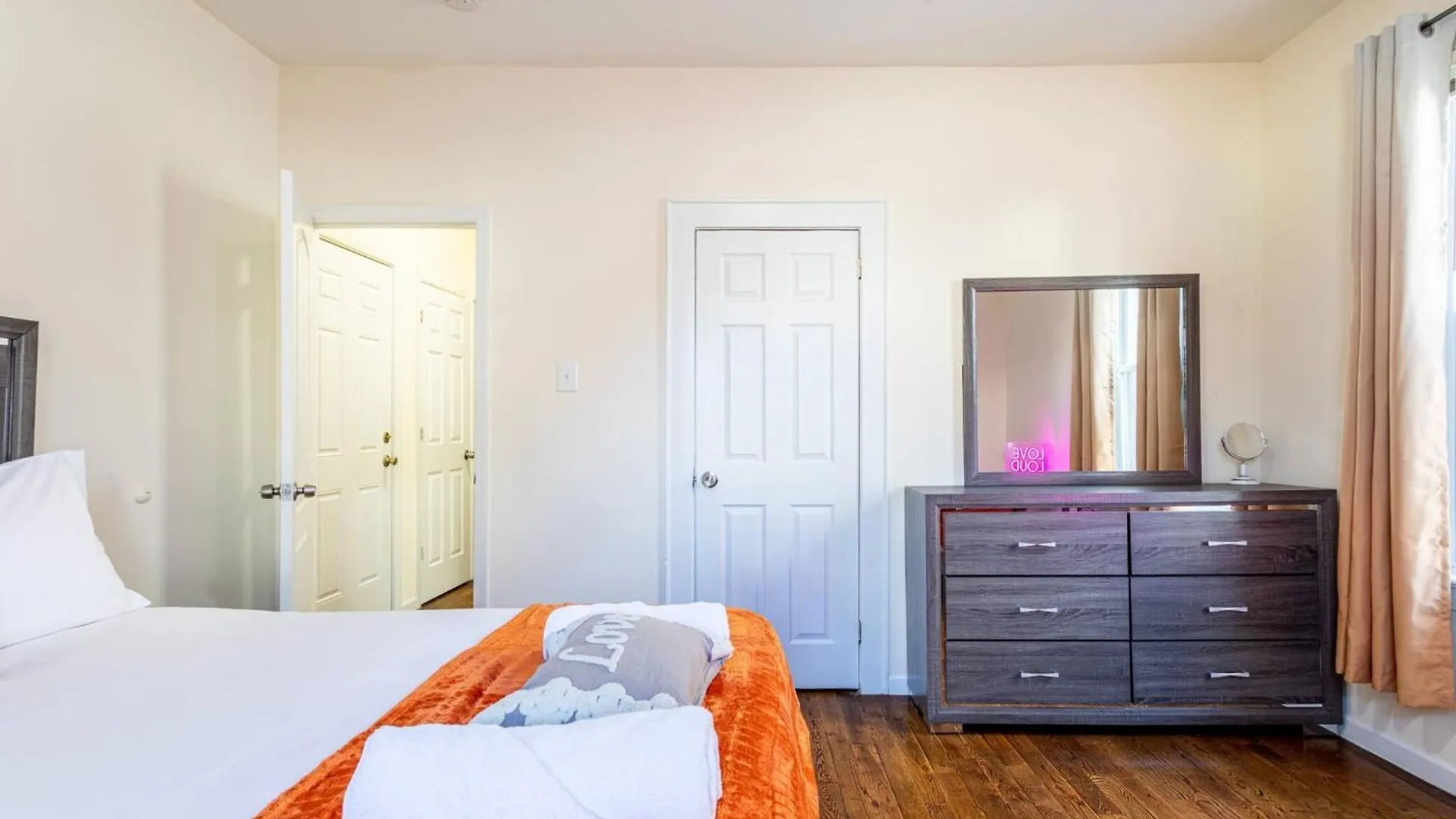 Family Apt: 2Br Free Parking Airprt City Links Newark Apartment