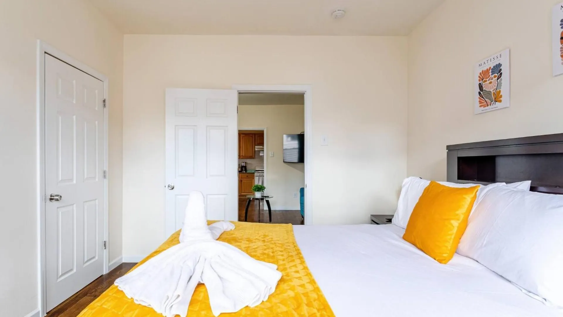Family Apt: 2Br Free Parking Airprt City Links Newark 0*,  United States