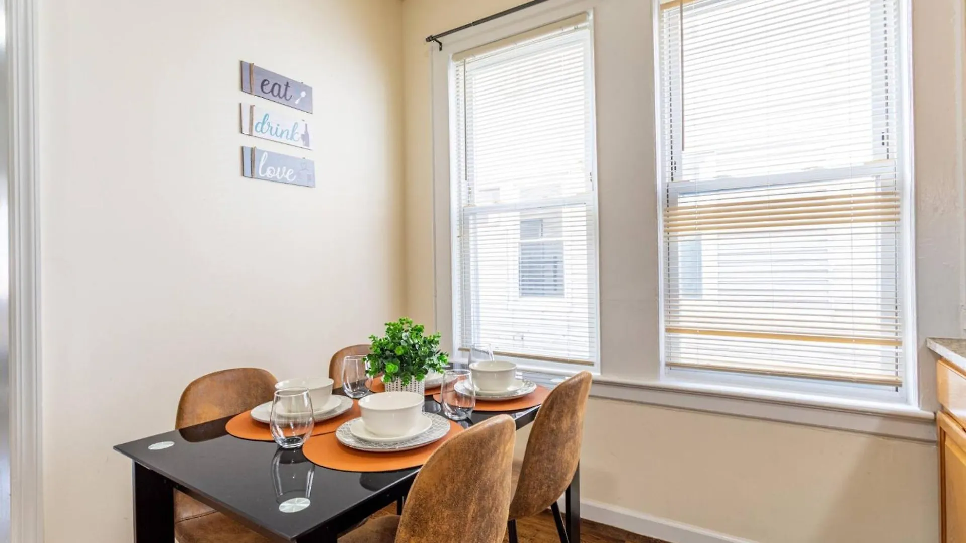 Family Apt: 2Br Free Parking Airprt City Links Newark Apartment